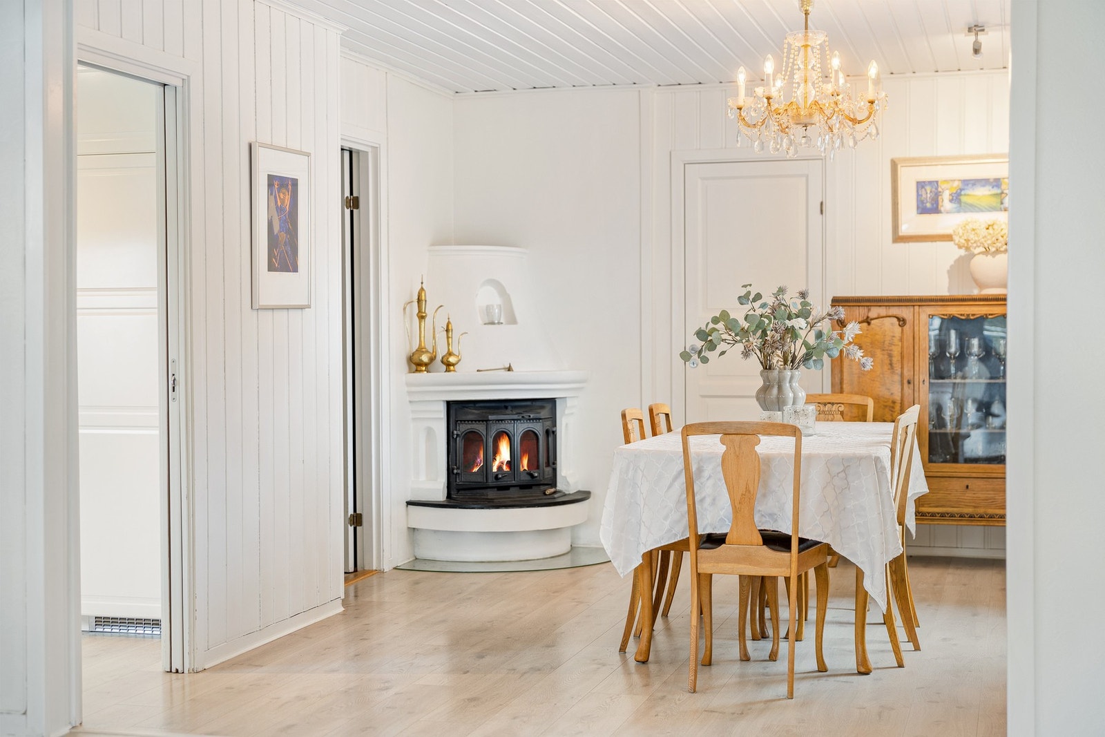 Boligen har oppvarming via en koselig vedovn på spisestuen, samt varmepumpe og elektrisk oppvarming. Galleribilde