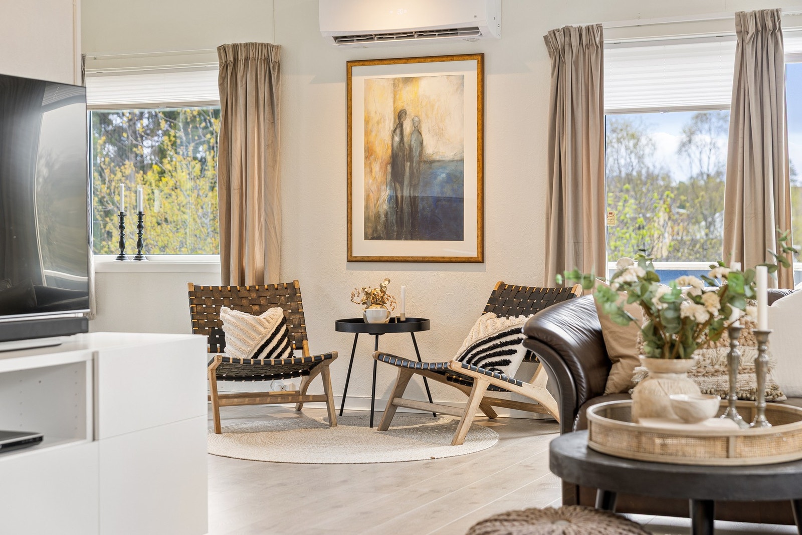 Veggene har tapet, trepanel og malte plater. Innvendige tak har malte slette overflater, trepanel og himlingsplater. Galleribilde