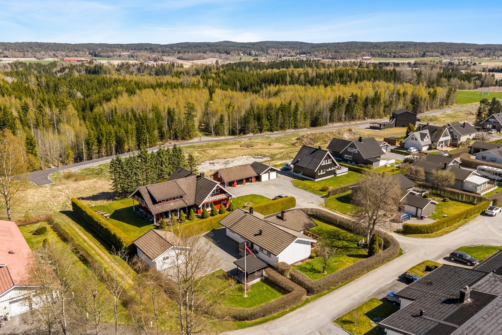 Eiendommen ligger i et rolig boligfelt med kort avstand til flotte turområder. Galleribilde