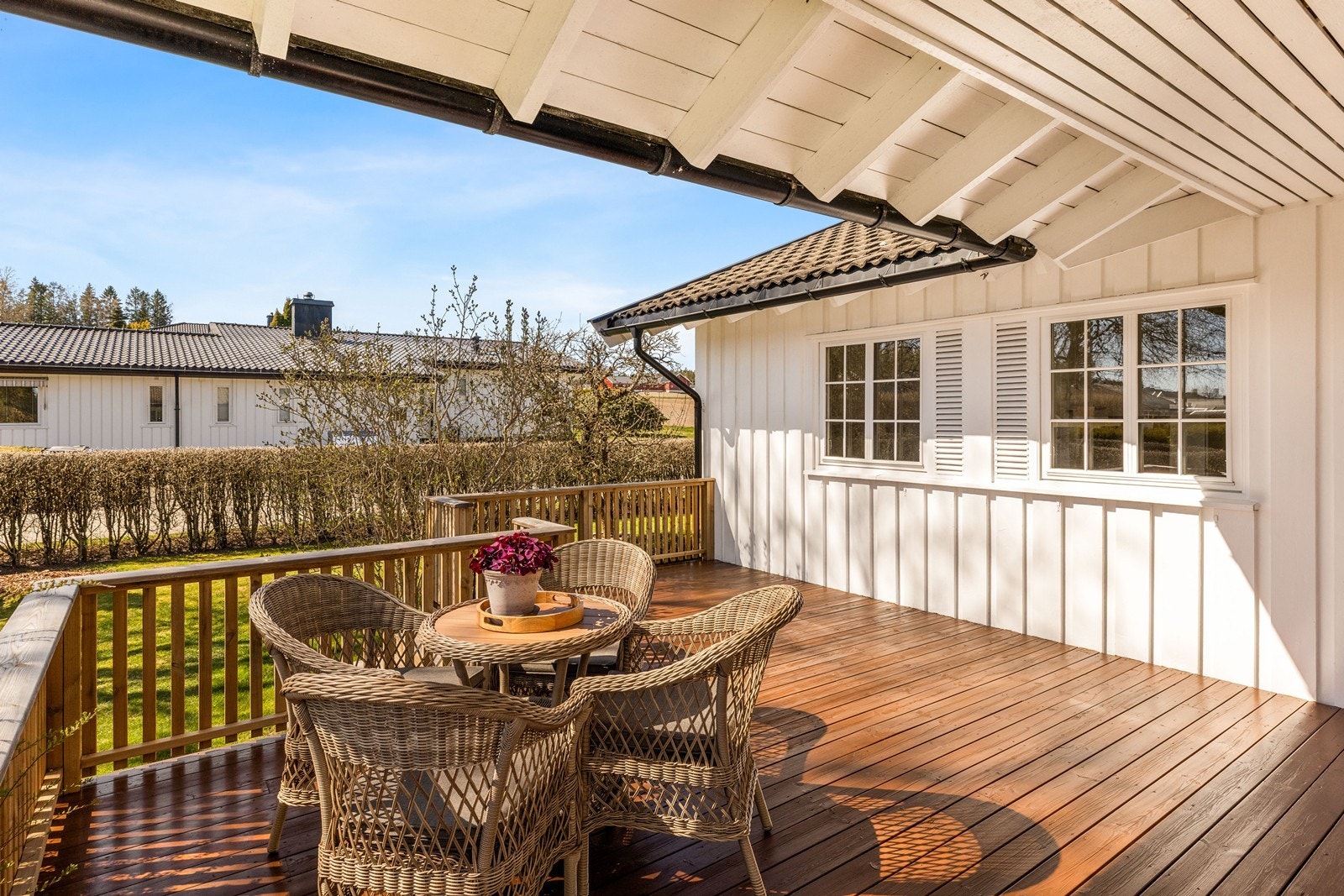 Utgang fra stuen leder til en romslig terrasse som gir enkel tilgang til hagen. Galleribilde