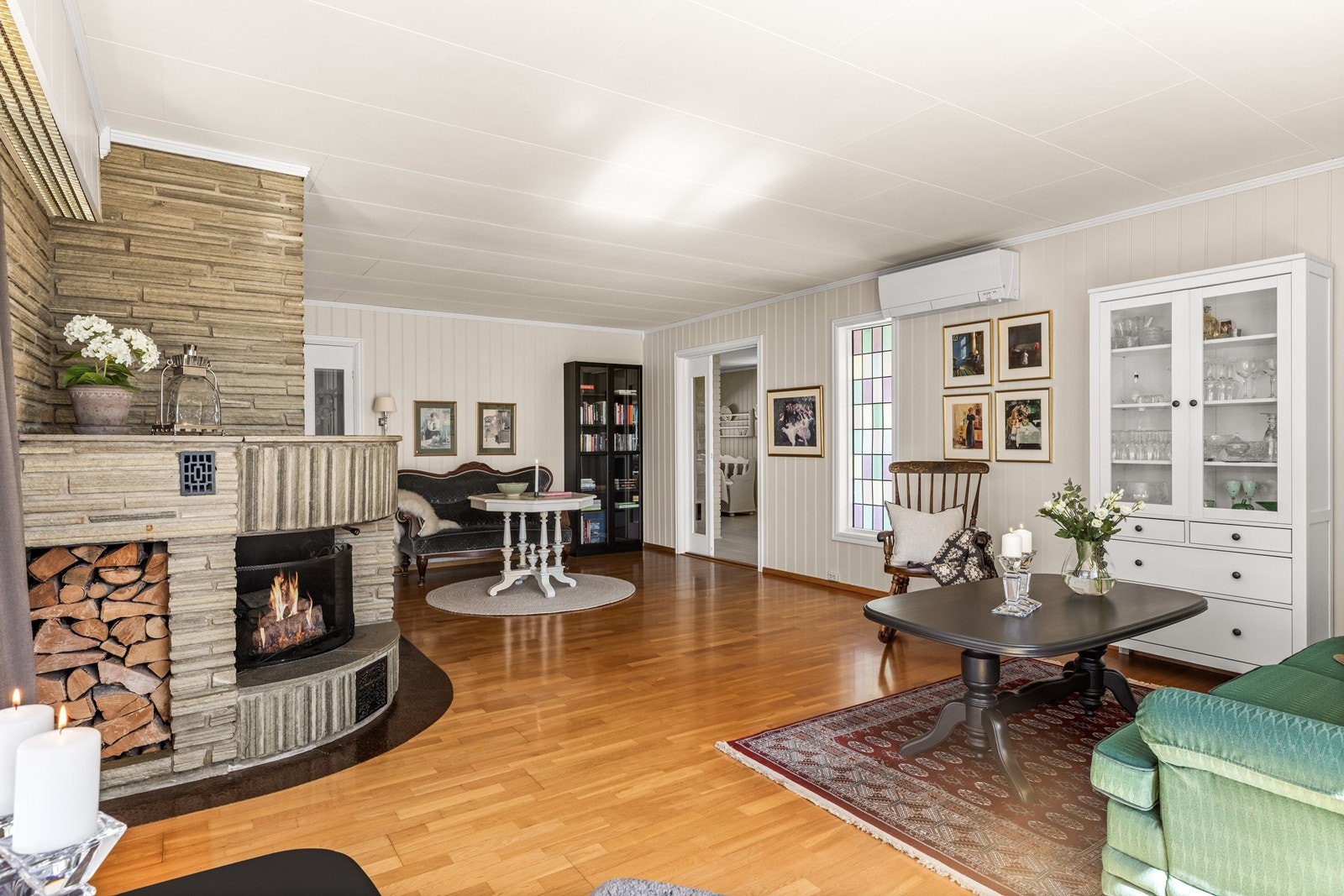 Stuen og god plass til spisegruppe og salong. Galleribilde