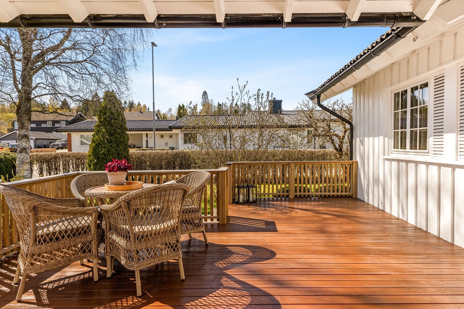 Verandaen på 27 m² er vendt mot sørvest og byr på direkte utgang fra stuen. Galleribilde