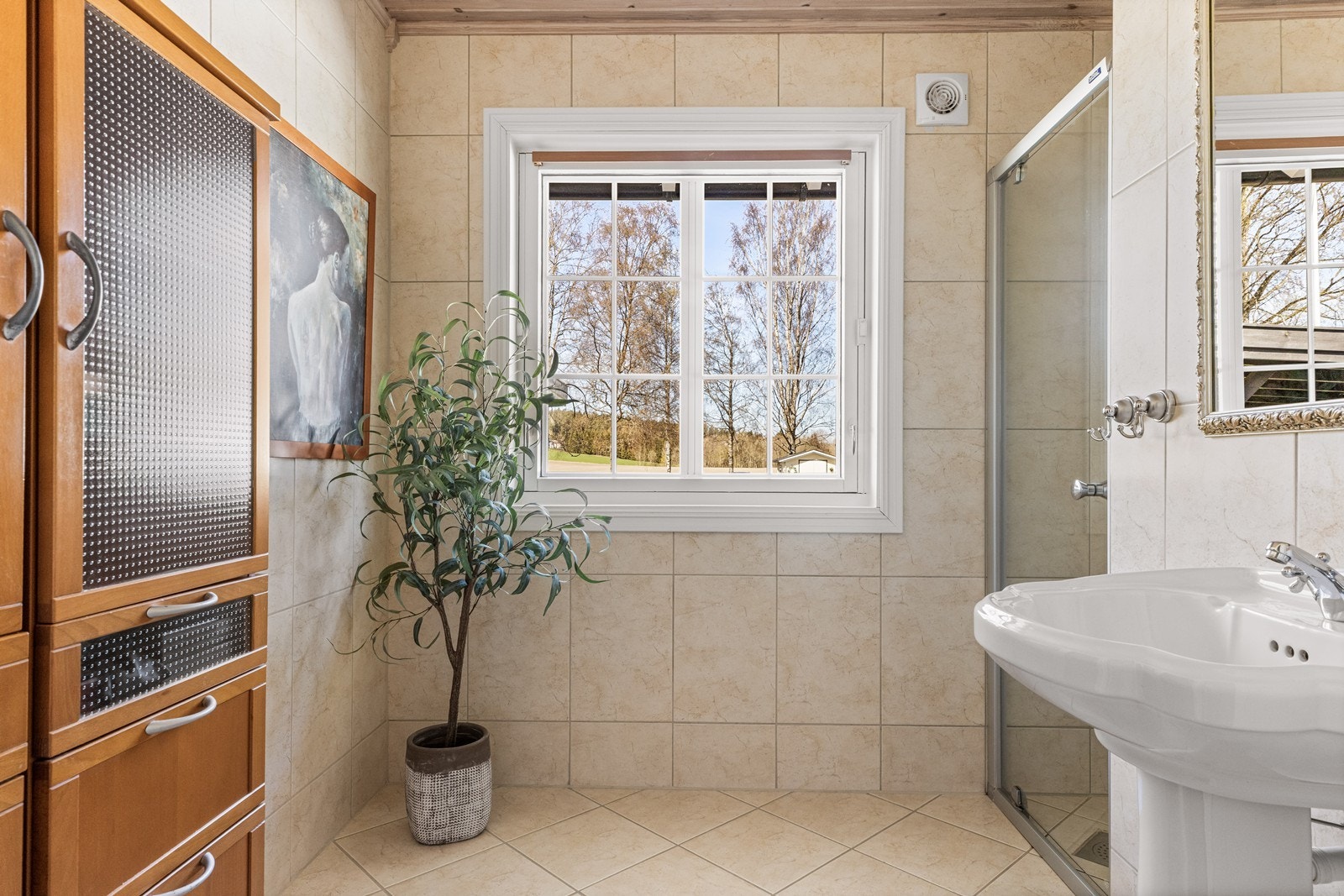 Badet i første etasje har flislagte overflater og er oppgradert i 2004. Galleribilde