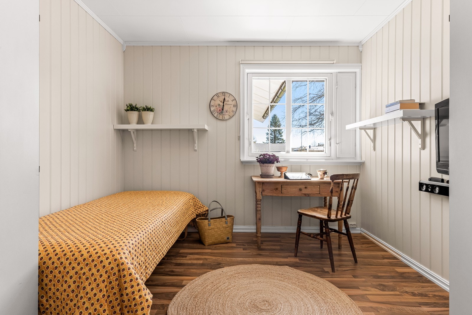 Soverom med plass til seng og arbeidsbord. Galleribilde