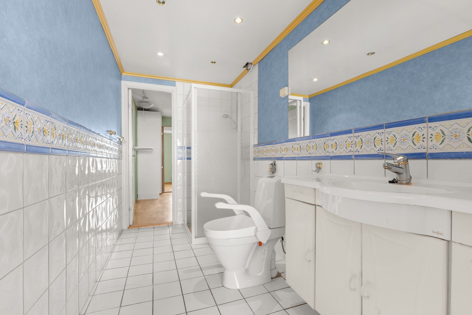 Badet har dør rett soverommet og til entrè Galleribilde