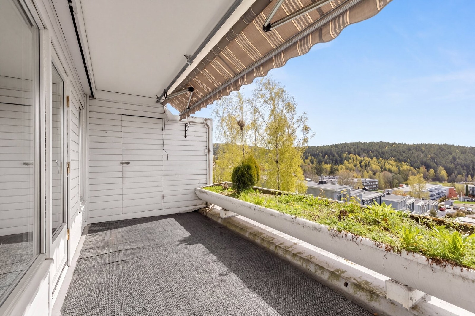 Solrik terrasse med bod Galleribilde