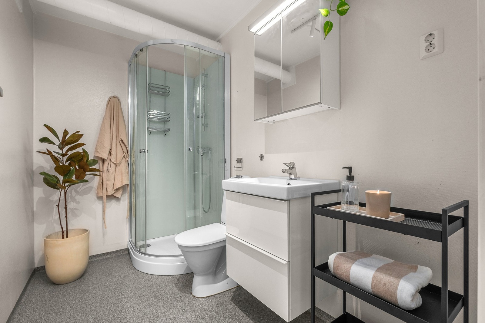 Pent bad fra 2017. Badet måler 5 kvm og er utstyrt med dusjkabinett og opplegg for vaskemaskin. Galleribilde