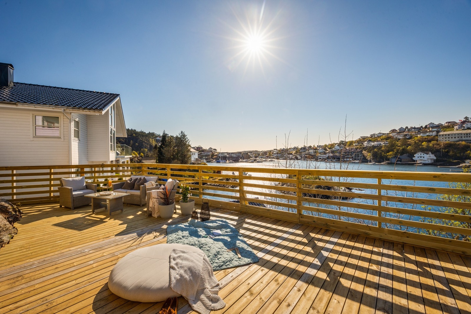 Boligen har flere flotte uteområder hvor du kan nyte gode solforhold fra morgen til kveld. Galleribilde