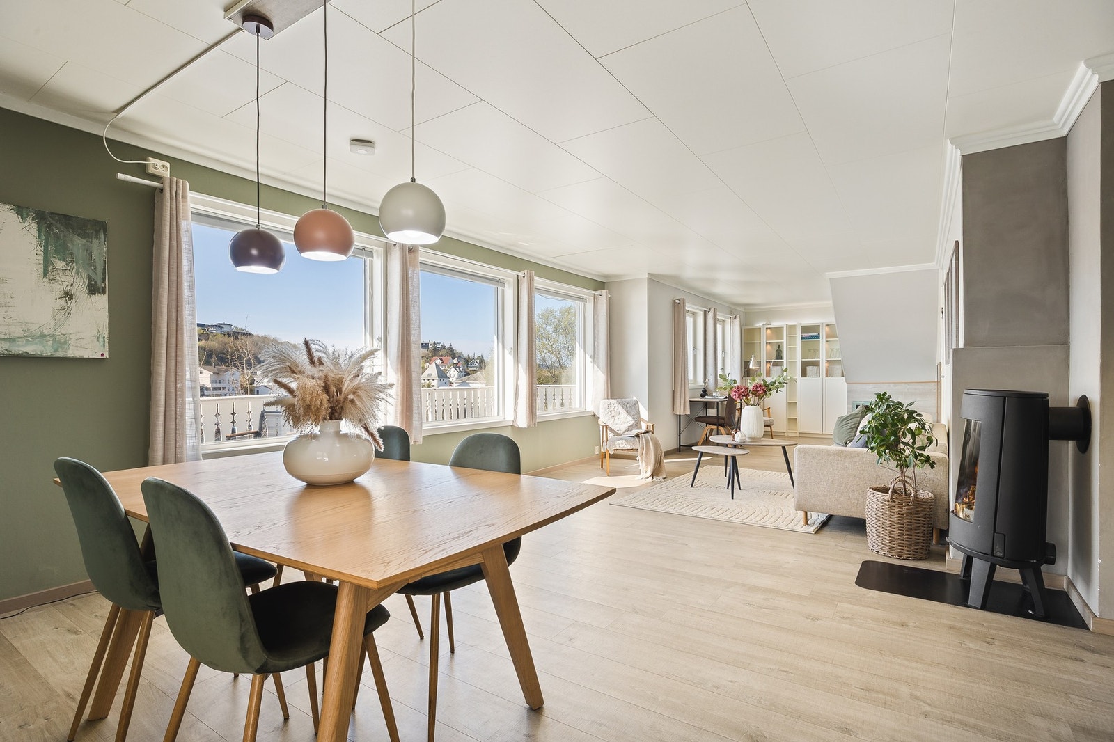 Stuen måler hele 39,3 m² og kan enkelt innredes med både spise- og sittegrupper etter eget ønske. Galleribilde