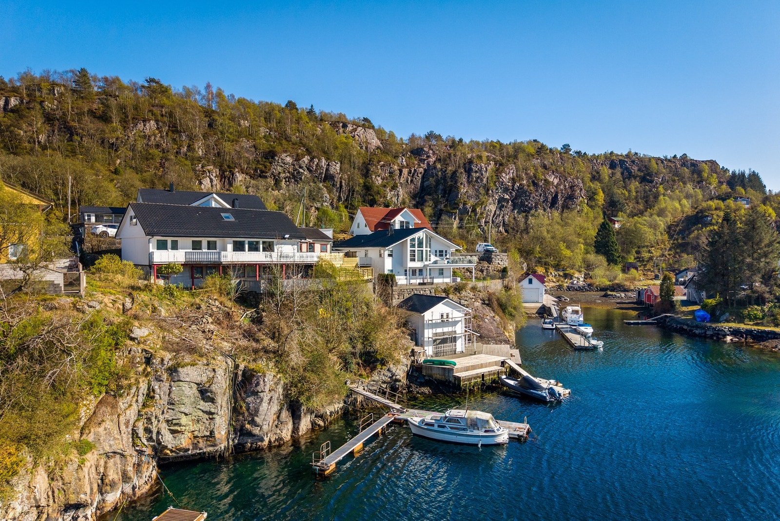 Velkommen til Basneset 38! En innholdsrik og velholdt familiebolig med attraktiv og solrik beliggenhet i Hetlevik. Galleribilde