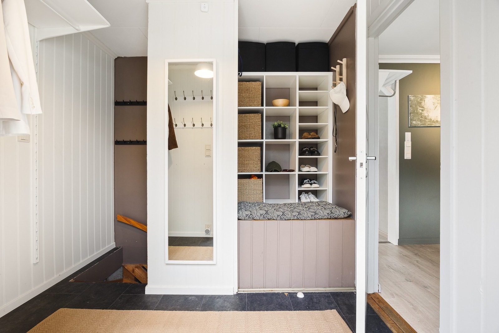 Det første som møter deg er en enkel entré med oppheng for yttertøy og plassering av sko. Via innvendig trapp tar du deg enkelt også til hoveddelens boder og vaskerom. Galleribilde