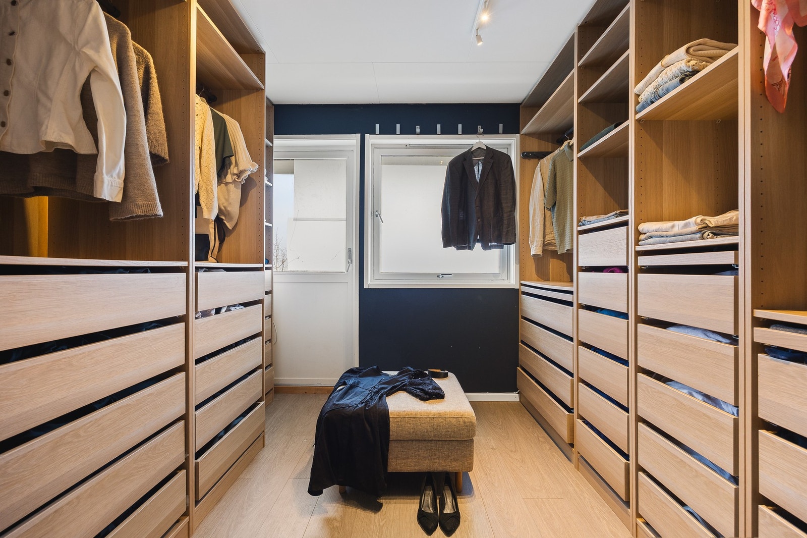 Det andre soverommet på 7,4 m², benyttes i dag som en praktisk Walk-in closet. Galleribilde