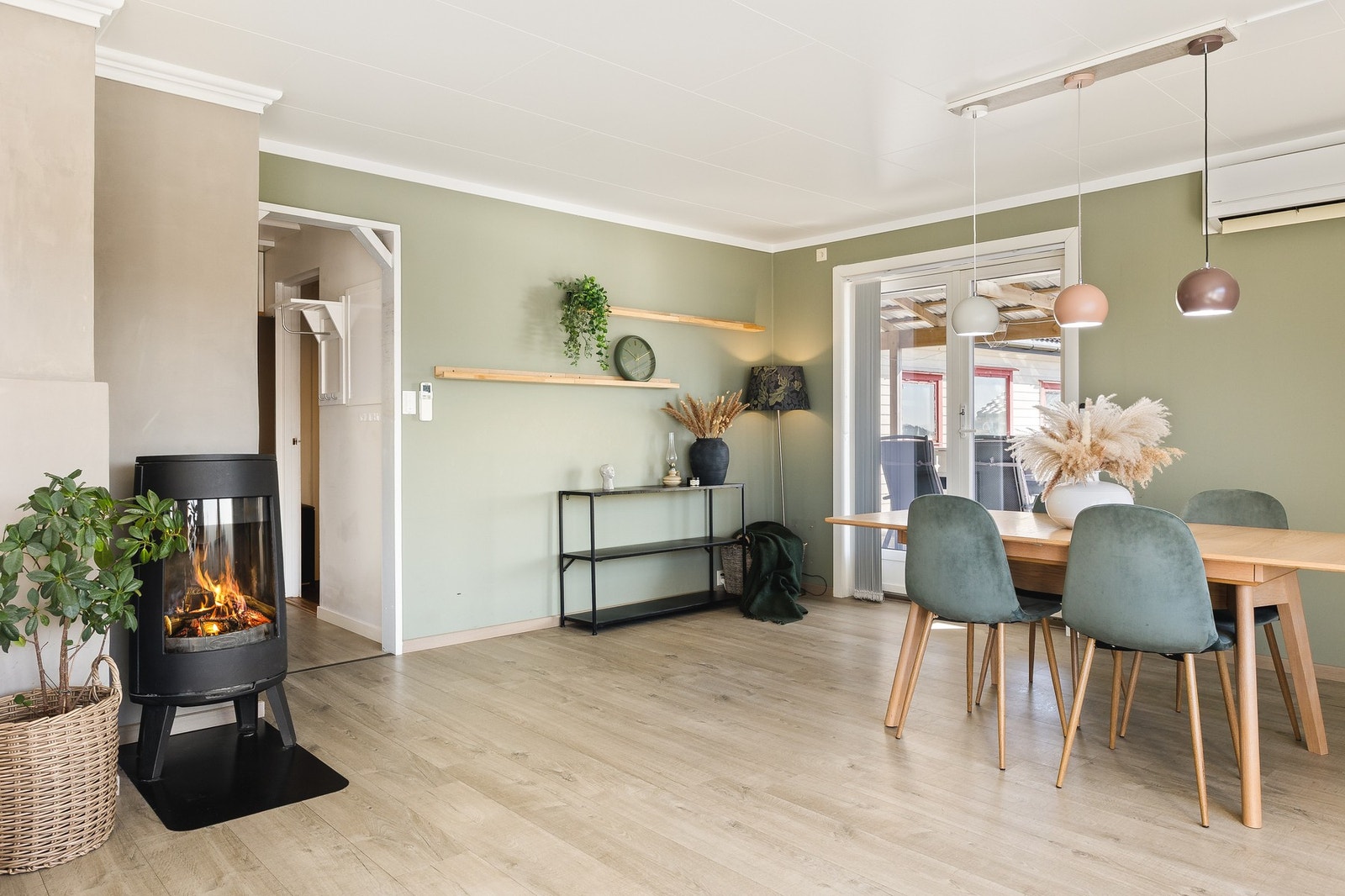 Fra stue tar du deg enkelt til hoveddelens altan på 125 m², og videre terrasser. Galleribilde