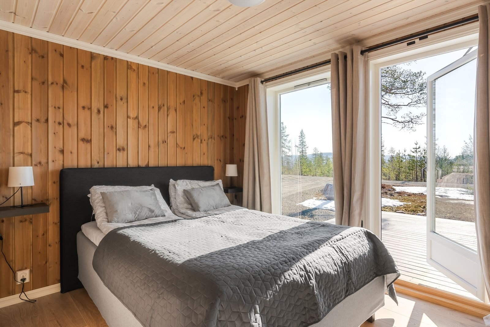 Balkongdør i treverk med 2-lags energiglass åpner opp mot uteområdet. Galleribilde