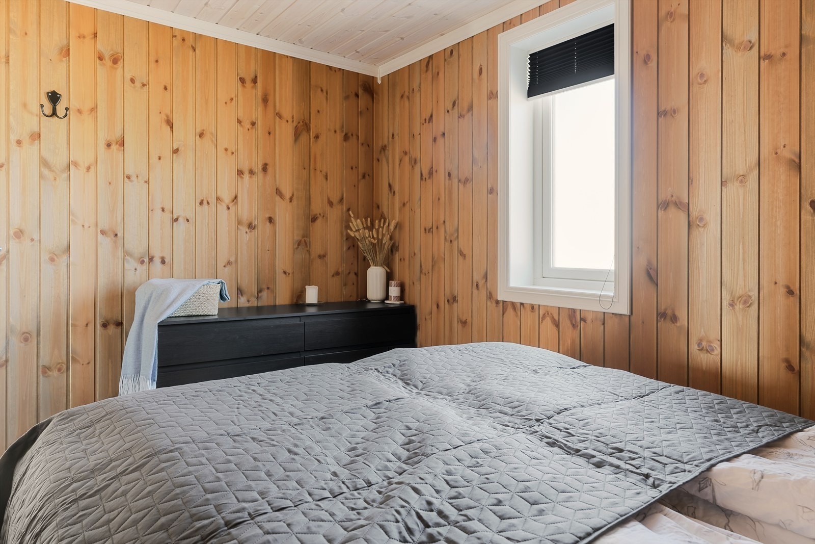 Også her er det gjennomgående materialvalg med trepanel og laminatgulv. Galleribilde