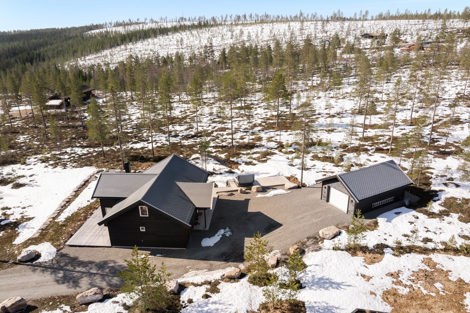 Gruset gårdsplass med god plass til parkering for flere biler. Galleribilde