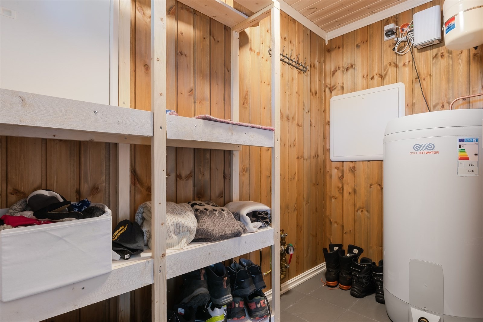 Teknisk rom med opplegg for vaskemaskin, 200-liters varmtvannsbereder og sikringsskap. Rommet har gulvvarme. Galleribilde