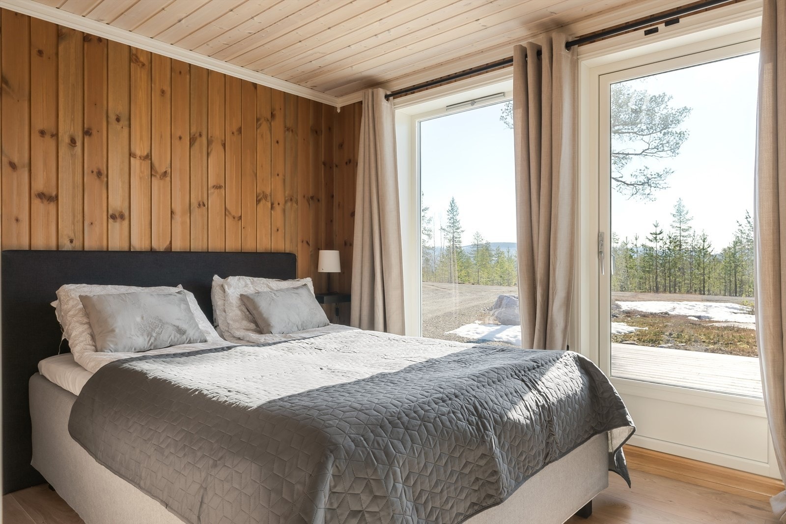 Hovedsoverommet ligger i første etasje og har direkte utgang til terrassen. Galleribilde