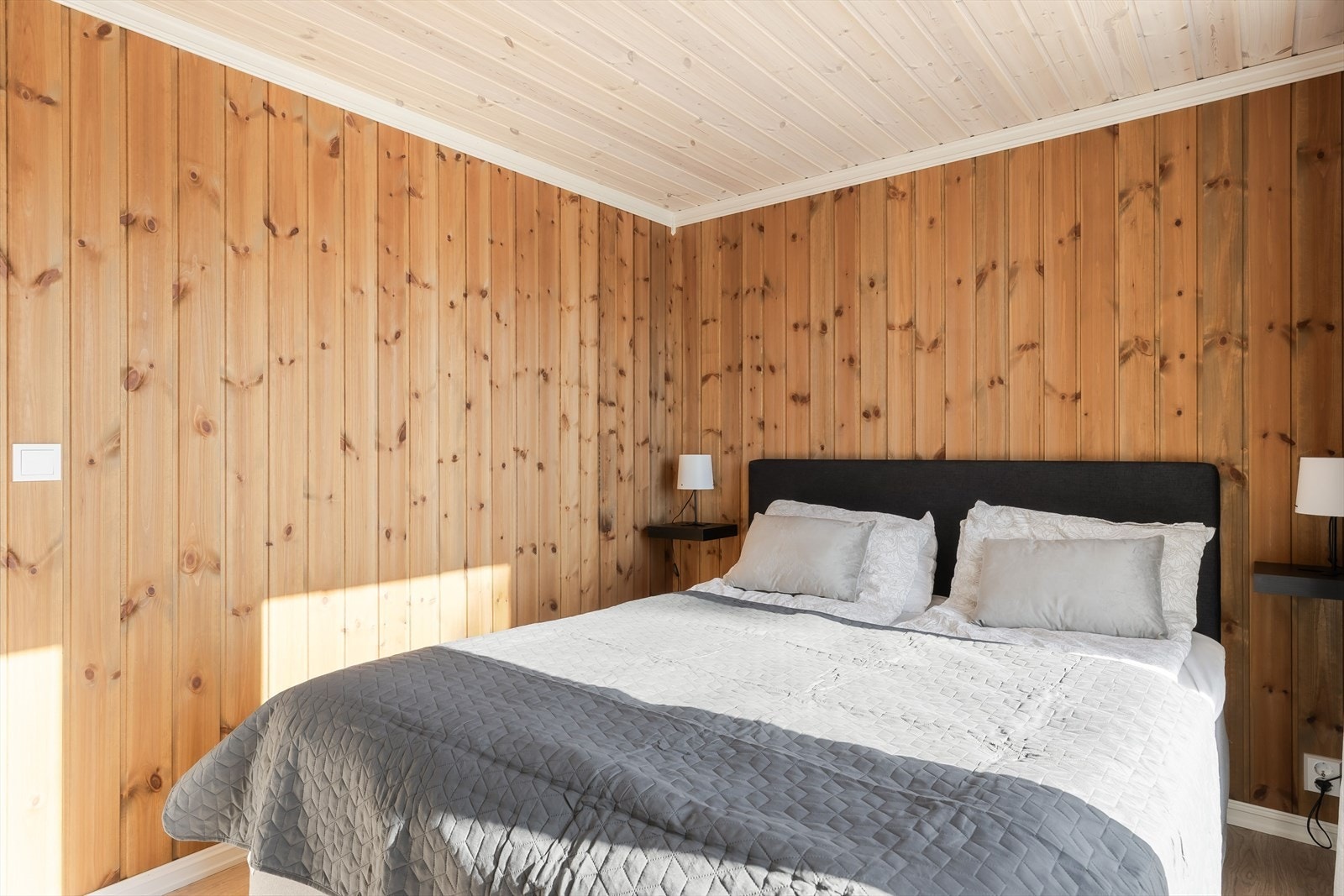 Rommet har, som resten av hytta, gjennomgående trepanel på veggene og laminat på gulvet. Galleribilde