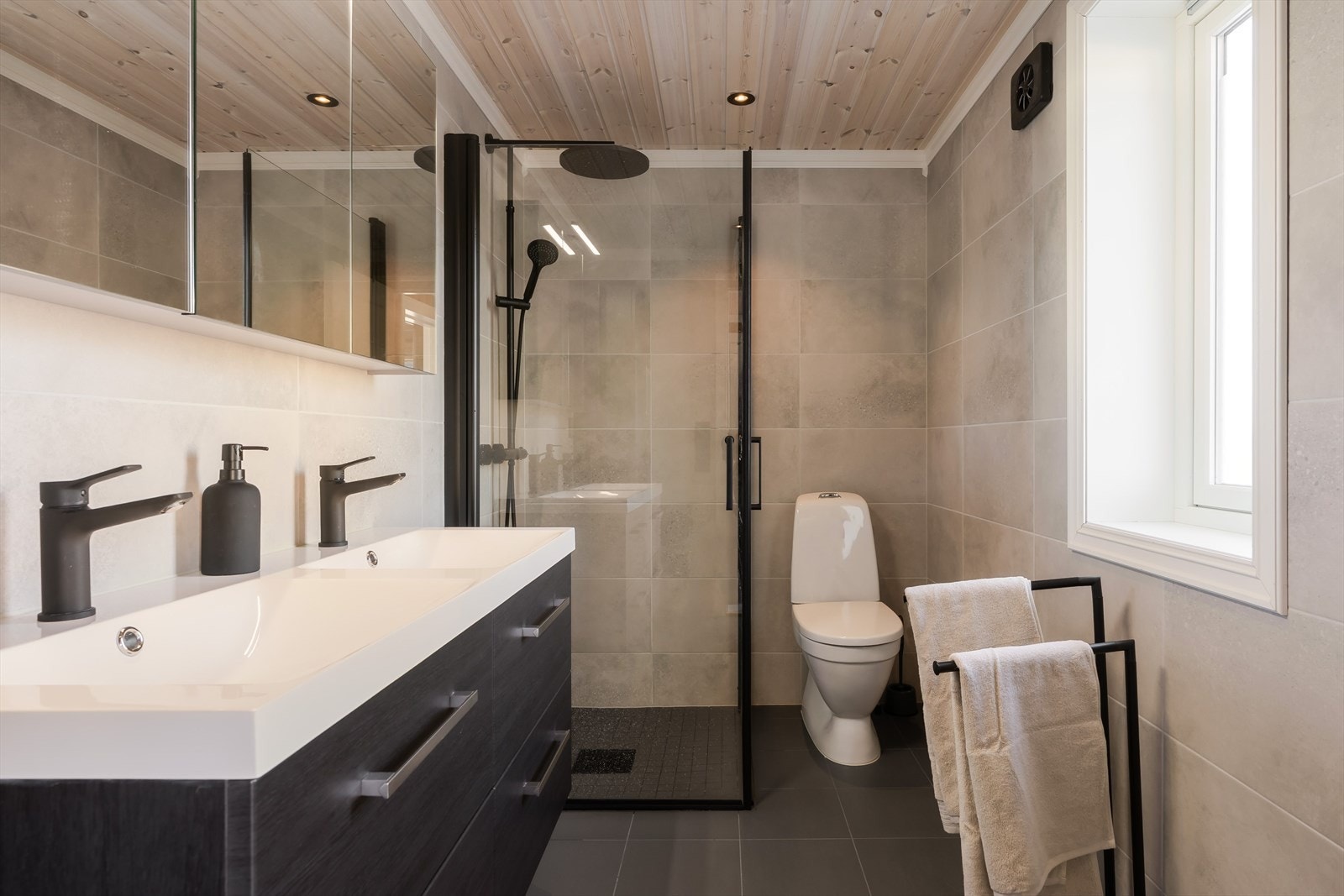 Innredning med glatte fronter og speilskap gir godt med oppbevaringsplass. Badet har mekanisk avtrekk. Galleribilde