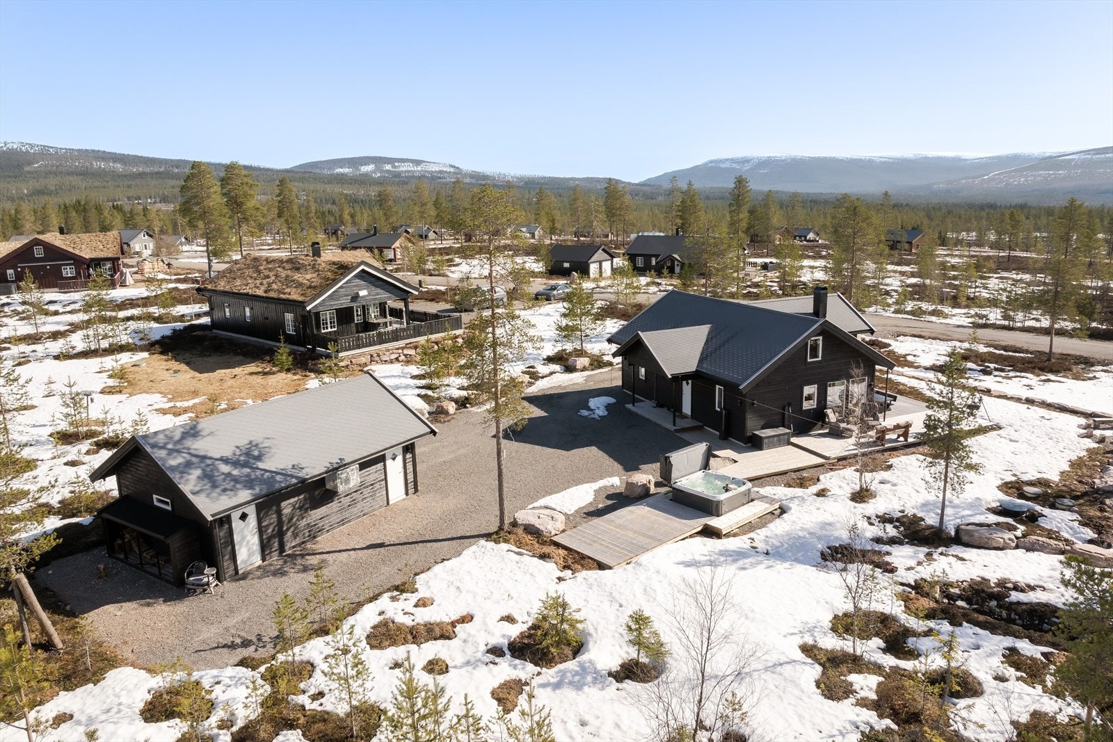 Den store tomten er en relativt flat naturtomt, delvis terrassert med forstøtningsmur av naturstein. Galleribilde