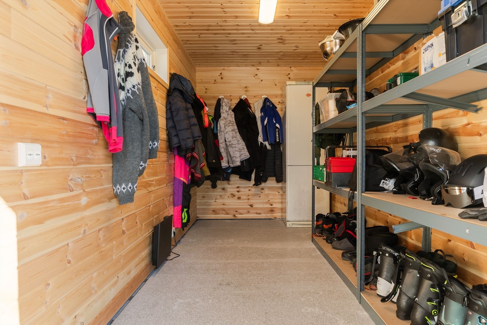 I tilknytning til garasjen er det en praktisk bod med god plass til ski, utstyr og oppbevaring. Galleribilde