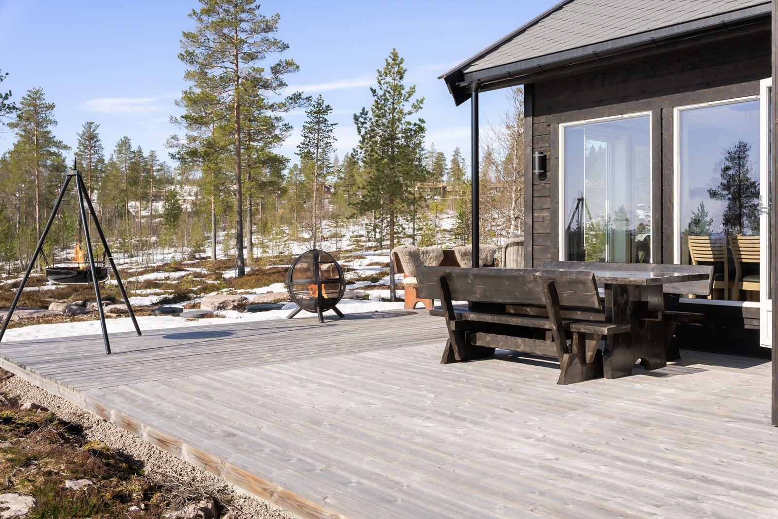 Uteområdet er en sentral del av hyttelivet, med god plass for både aktivitet og avslapning. Galleribilde