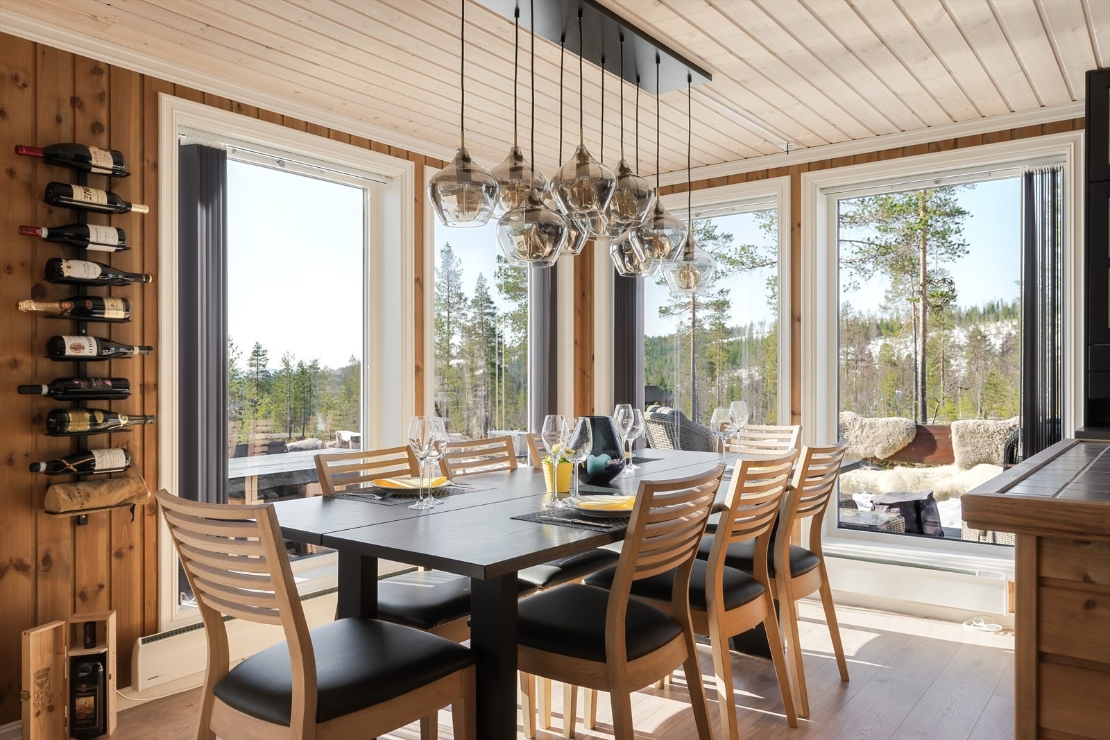 Spisestuen har god plass til langbord og er et sosialt samlingspunkt mellom stue og kjøkken. Galleribilde