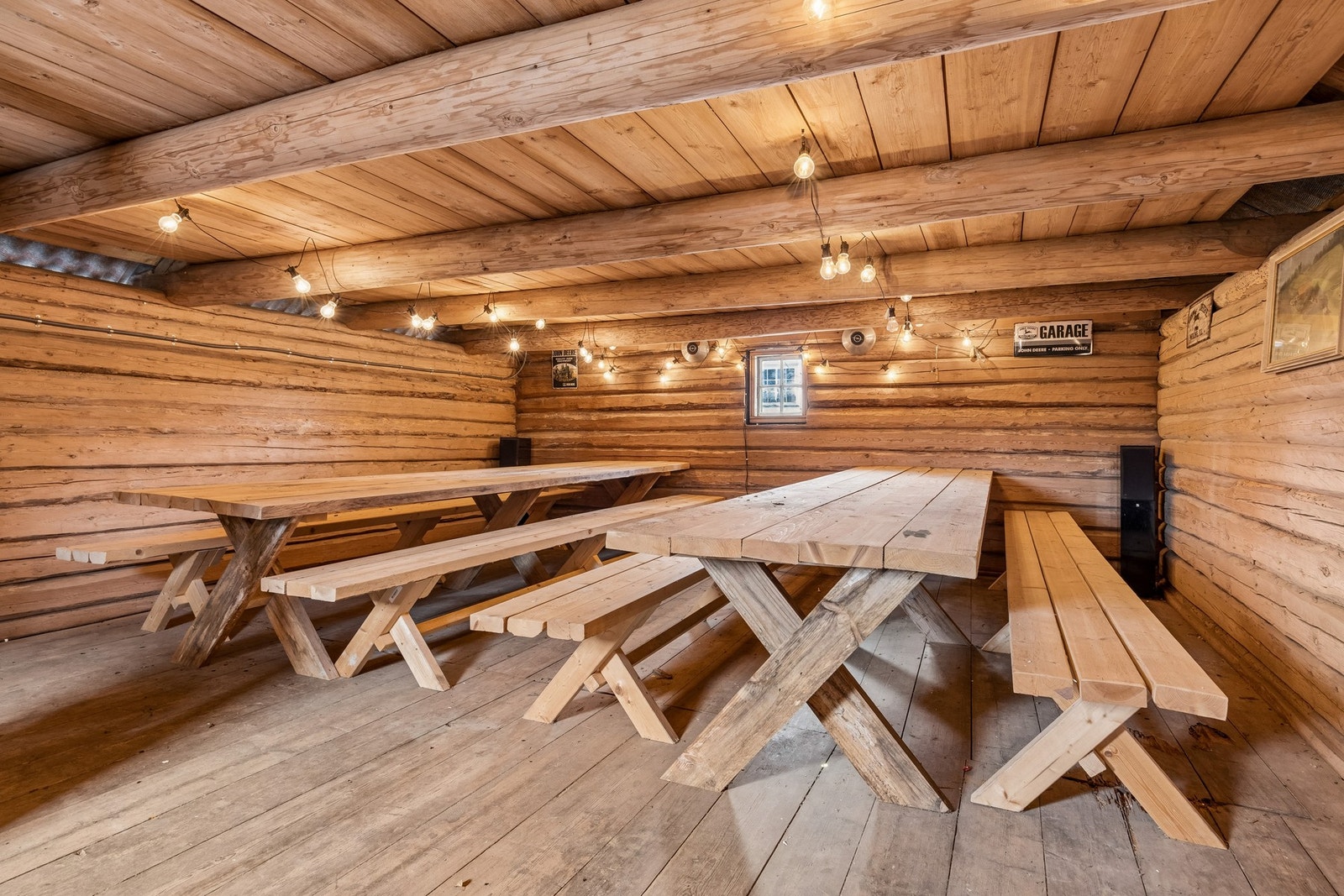 I 2. etasje er det lokale med lange sittebenker egenprodusert med tømmer fra egen skog. Galleribilde