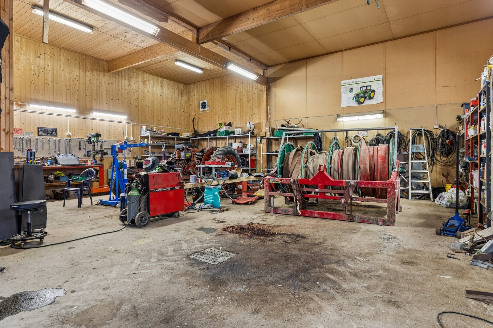Redskapshus/verksted med maskinlager, kaldtlager, isolert gårdsverksted med varmtlager. Galleribilde
