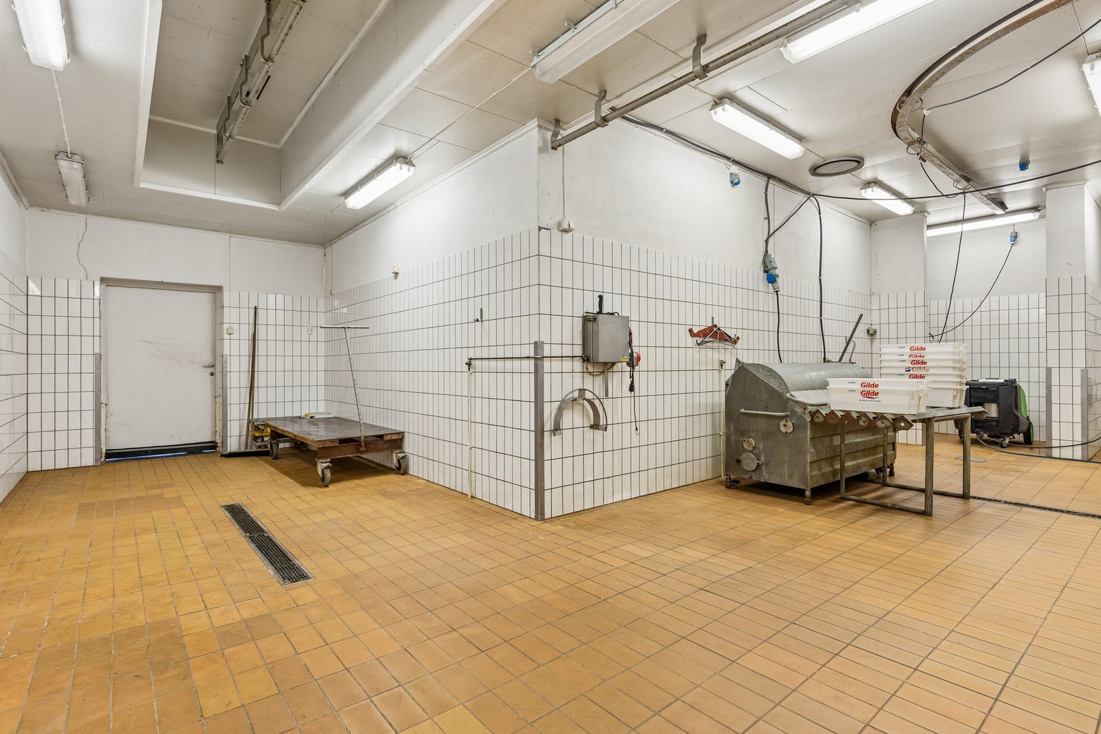 Avdelingen for kjøttforedling er i tillegg til skjæreavdeling med hengebaner, to kjølerom, fryseri, innredet med garderobe med dusjavdeling og wc, samt tidligere butikk, nå lager og pakkerom. Galleribilde