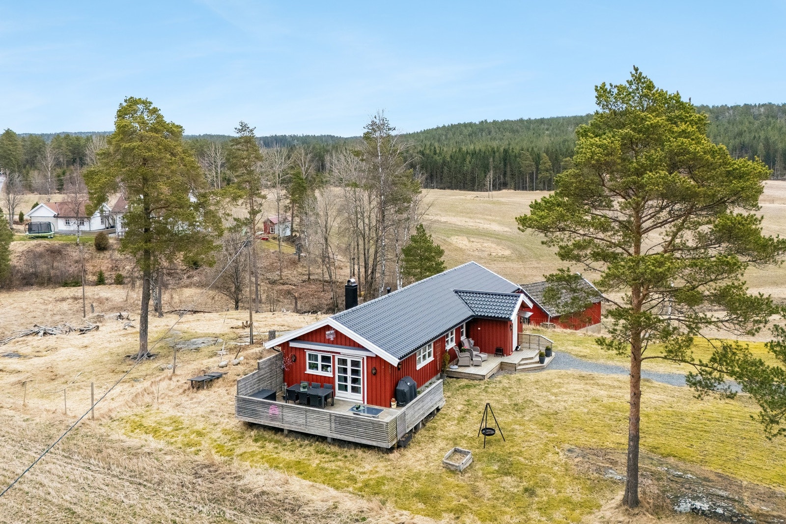 Kårboligen har alle oppholdsrom samlet i én etasje. To soverom. Galleribilde