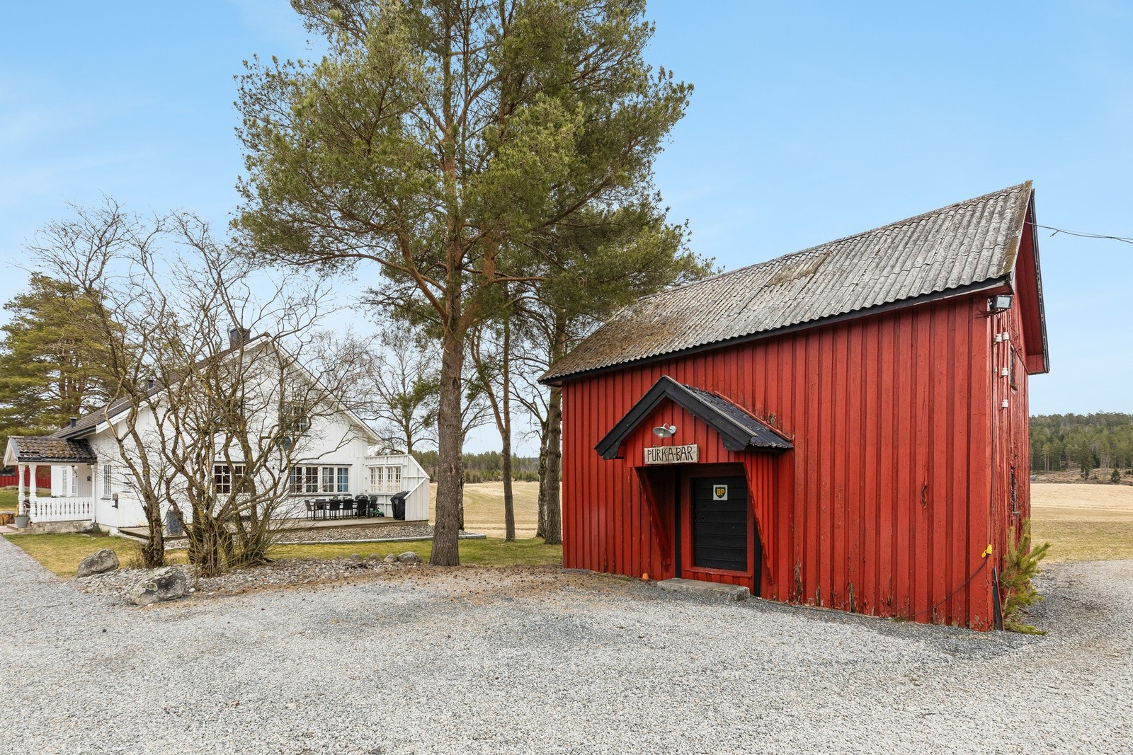Stabburet inneholder vanlige, eldre stabbursrom og er over to etasjer. Det er innlagt strøm. I stabburet ble det i ca. 2020 omgjort til privat "selskapslokale" - Purka bar. Galleribilde