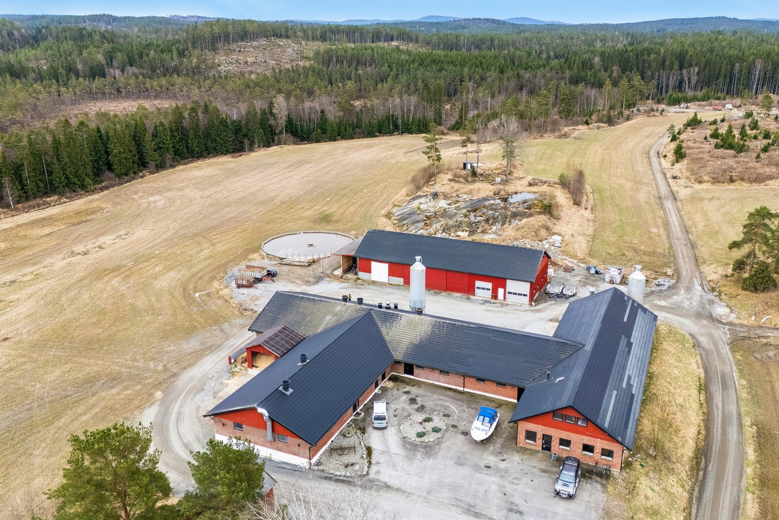 Stor driftsbygning som har blitt benyttet til slaktegris, slakteri og kjøttforedling. Hovedproduksjonen de siste årene har vært slaktegris i fire avdelinger i driftsbygningen. Galleribilde