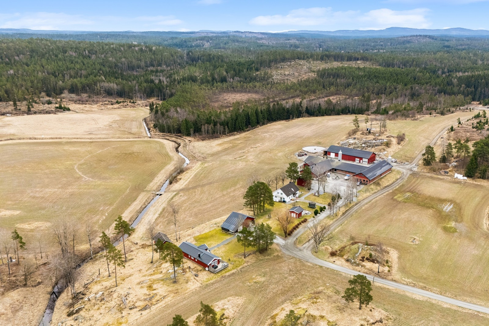 Terrenget er for det meste flatt, og hoveddelen av jordbruksarealene og skogdelen ligger rundt tunet. Galleribilde