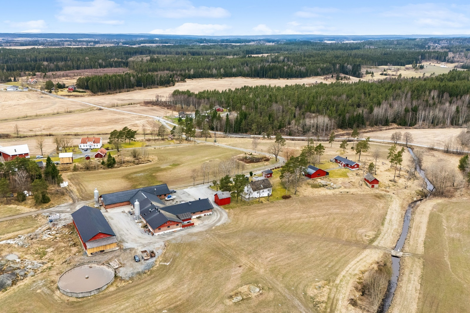 Gården ligger for seg selv innerst på stikkvei og ikke langs med hovedveien. Galleribilde
