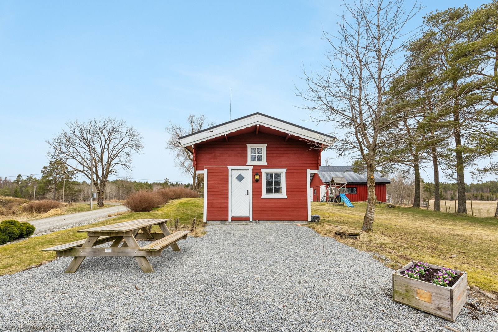 Annekset inneholder ett rom og hems, i tillegg til pumperom. Det er et rom med kjøkken og trapp opp til hems, pumperom og bod. Galleribilde
