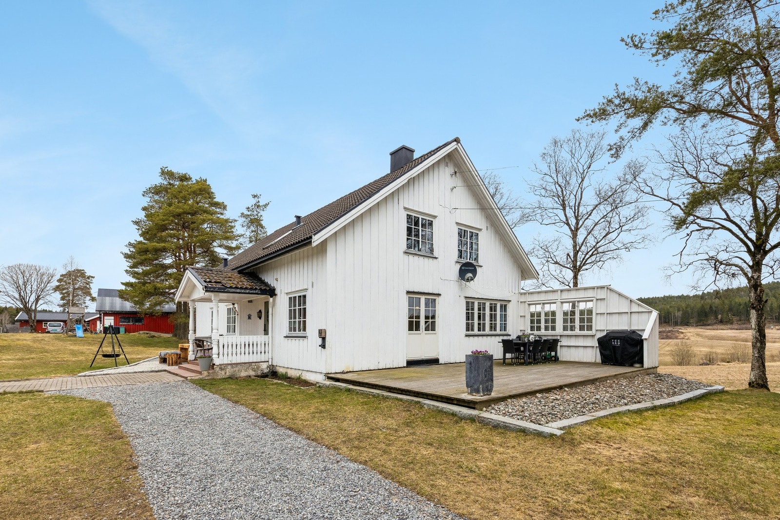 Boligen har en romslig størrelse med flere stuer, hvor det blant annet er utgang til en koselig veranda. Galleribilde