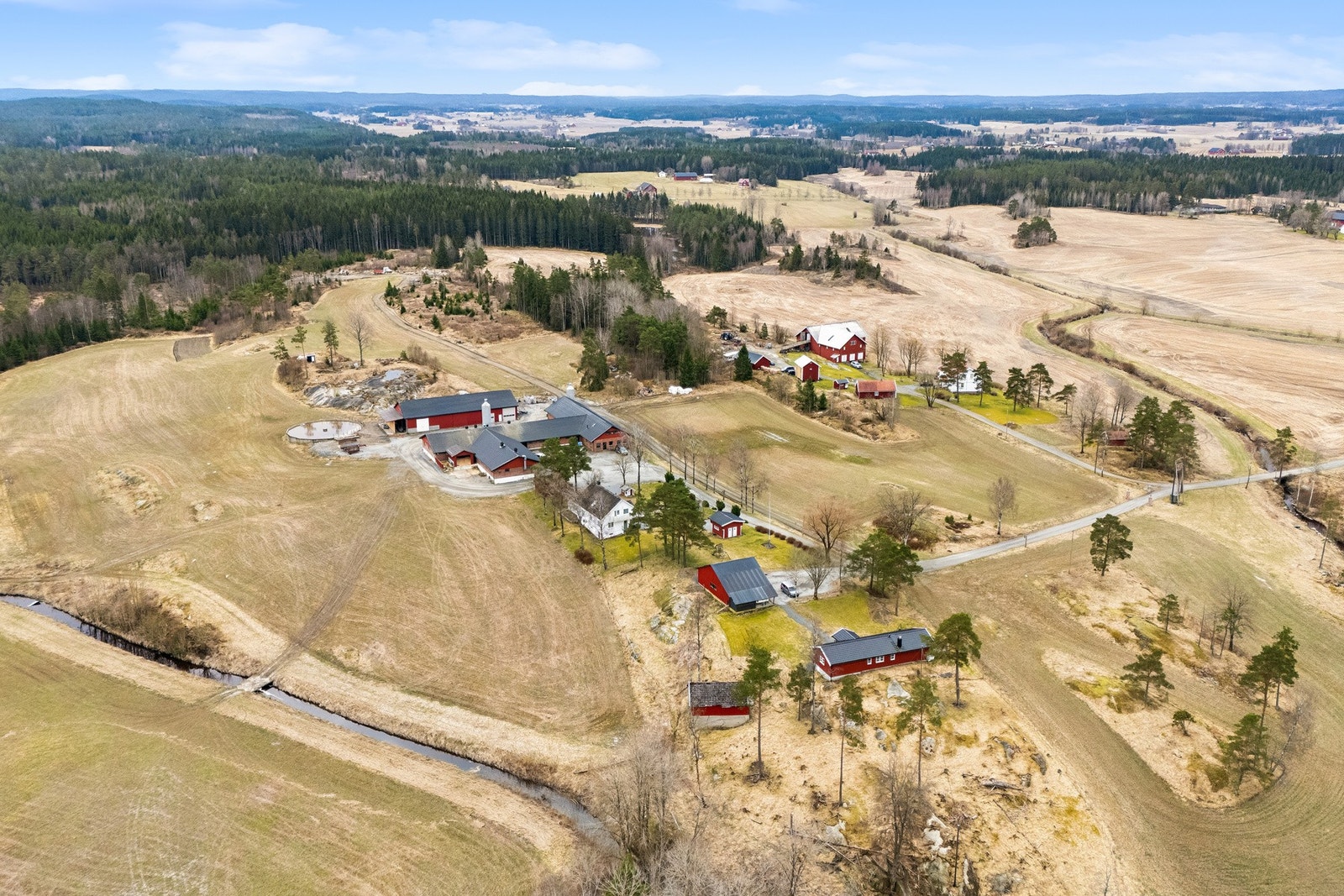 Solbrekke gård ligger i et utpreget landbruksområde omgitt av for det meste større og mindre gårdsbruk, småbruk, men også boligområde langs Nøtteholveien. Galleribilde