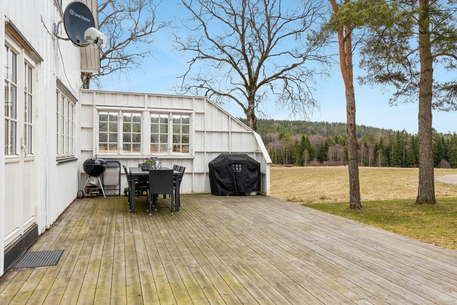 Terrasse ved våningshuset, utgang fra stue Galleribilde