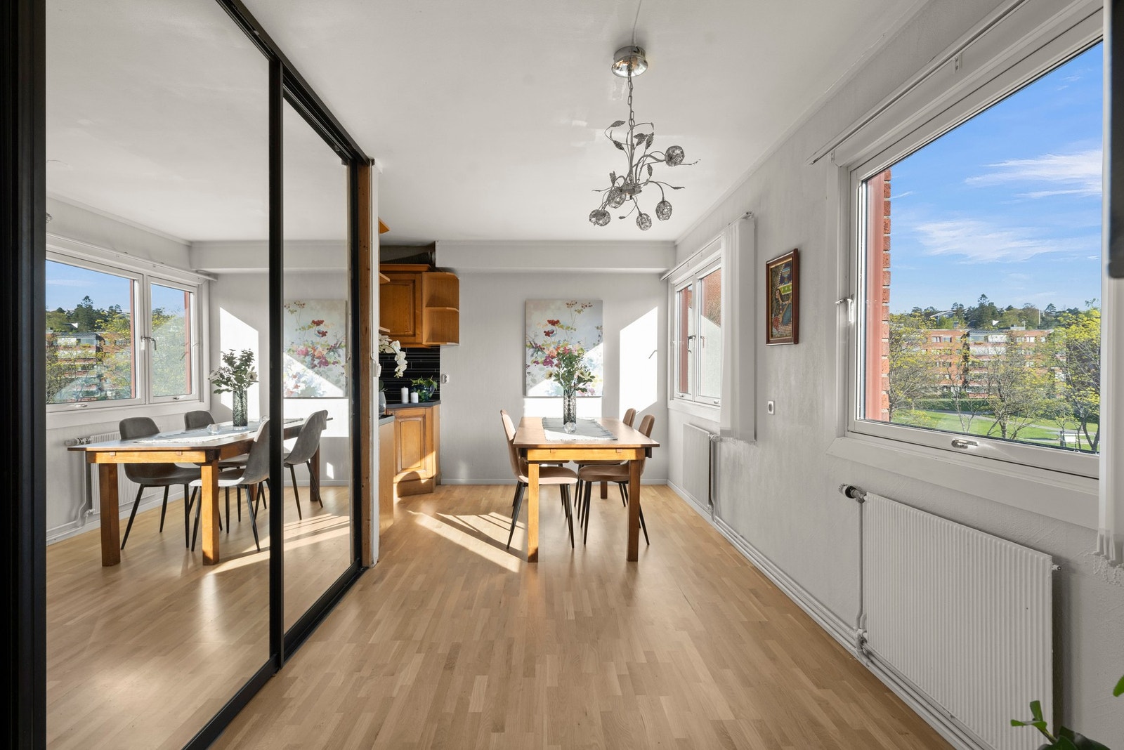 Romslig allrom med plass til stor spisegruppe og garderobeskap. Galleribilde