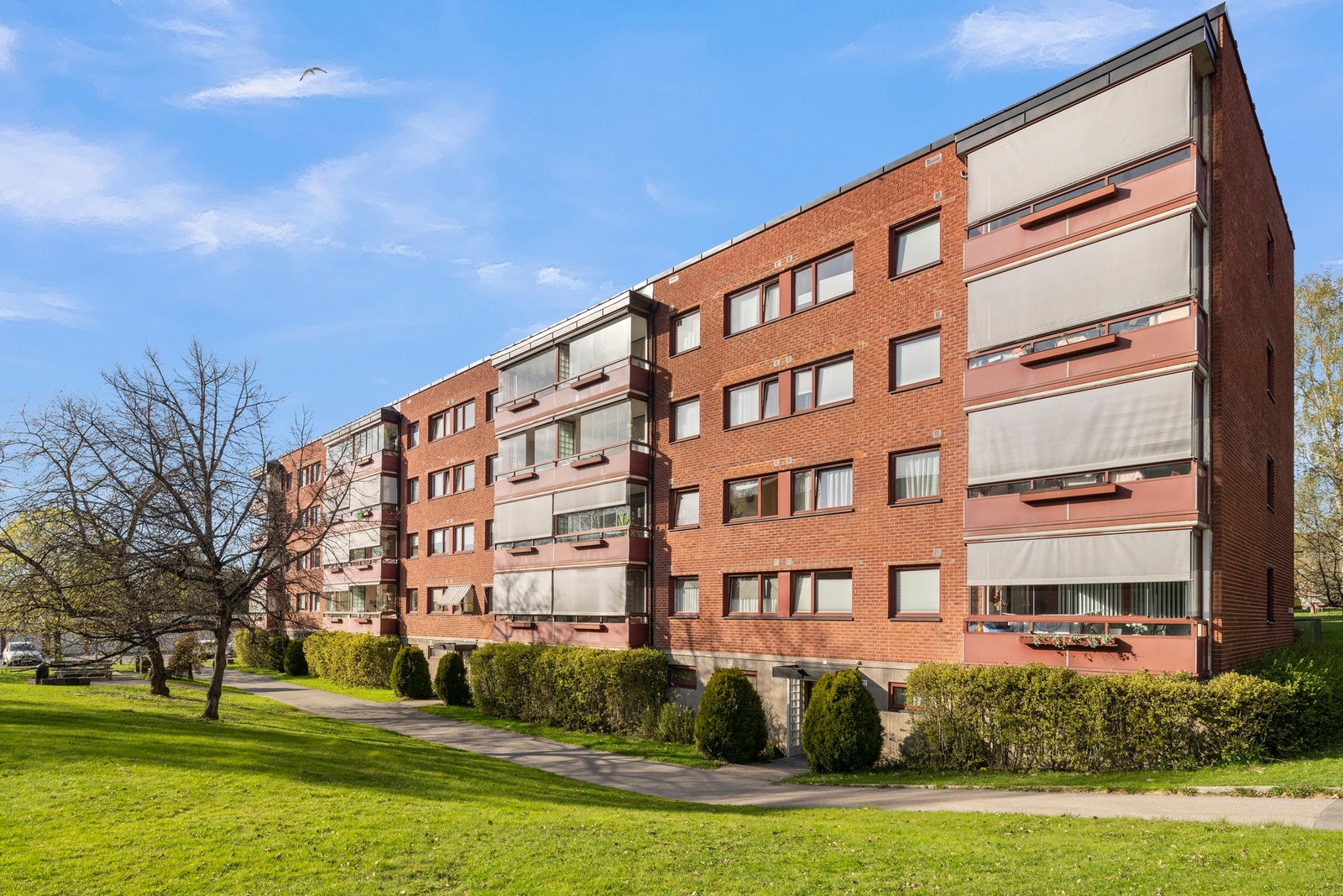 Boligen ligger i et veletablert og barnevennlig område på Haugerud, kjent for sine rolige omgivelser og umiddelbare nærhet til Østmarka. Galleribilde