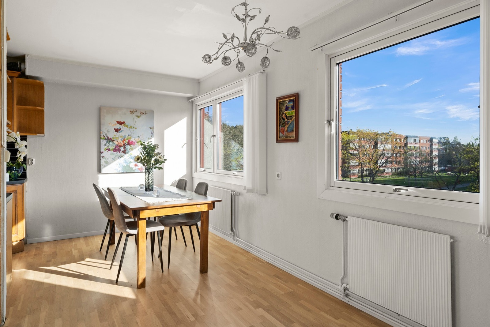 Åpen og romslig løsning med god plass til spisegruppe og sosial sone. Galleribilde