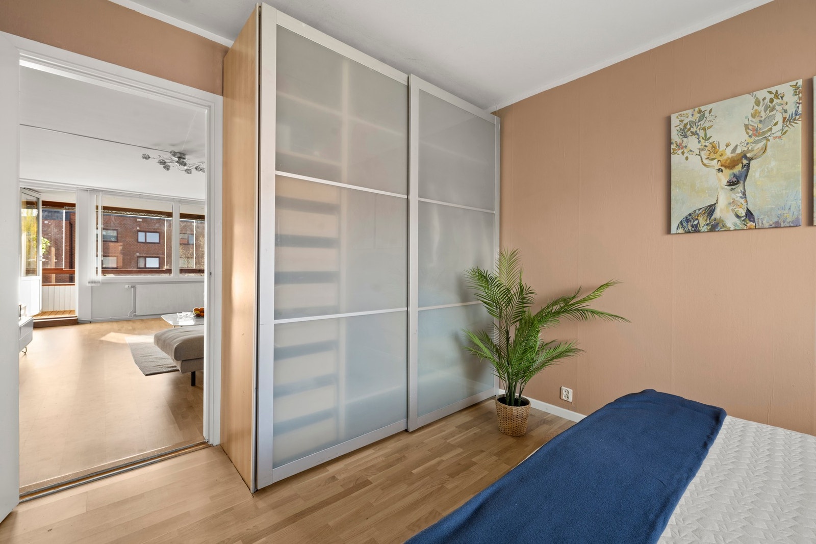 God plass til seng og oppbevaring. Galleribilde