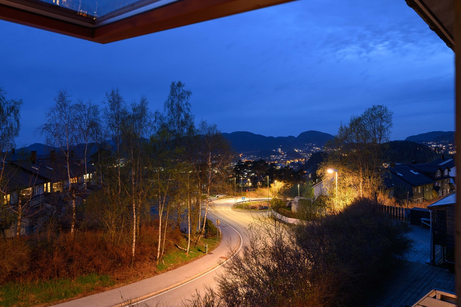 Flott utsikt fra boligen dag som kveld. Galleribilde