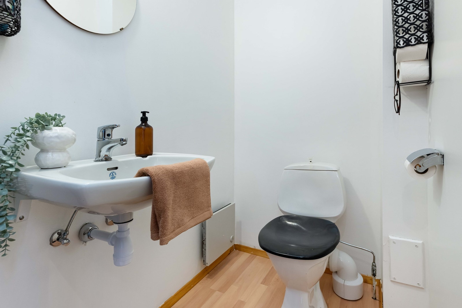 Foruten toalett på badet har boligen også et separat toalettrom. Galleribilde