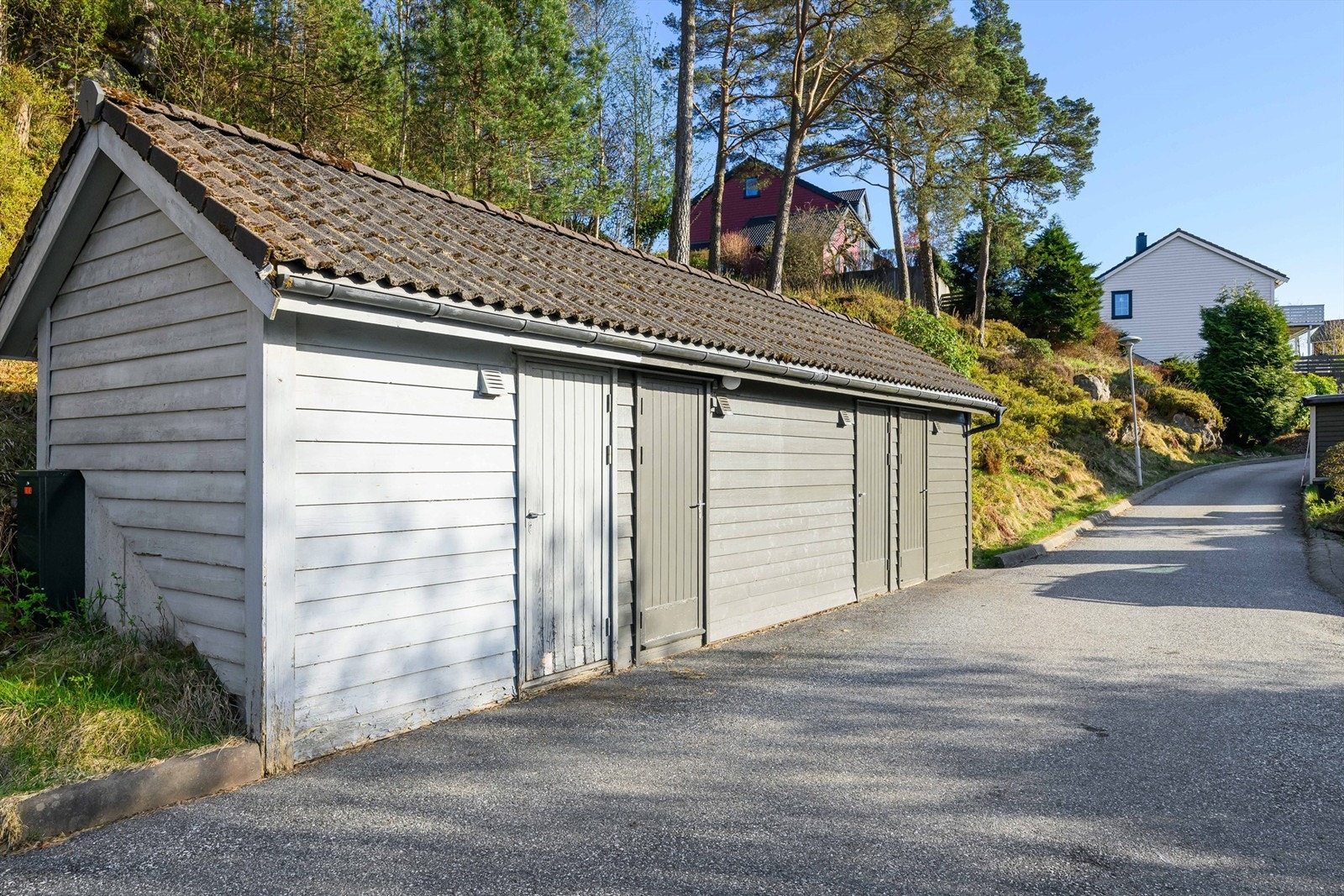 Barnevennlig nabolag med rolige gatetun og lekeplassområde. Galleribilde