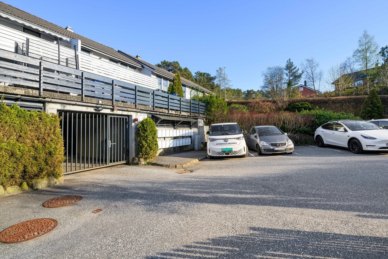 Gjesteparkering og innkjørsel til garasjeanlegg. Galleribilde