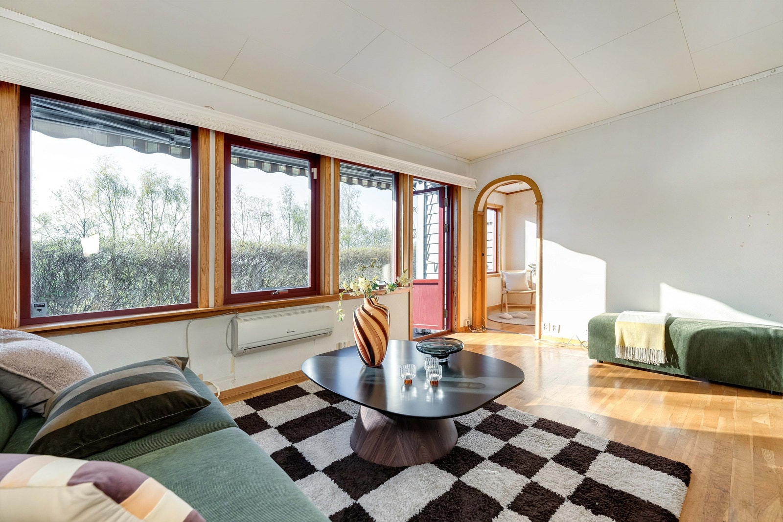 Store vinduer gir godt lys til rommet. Galleribilde