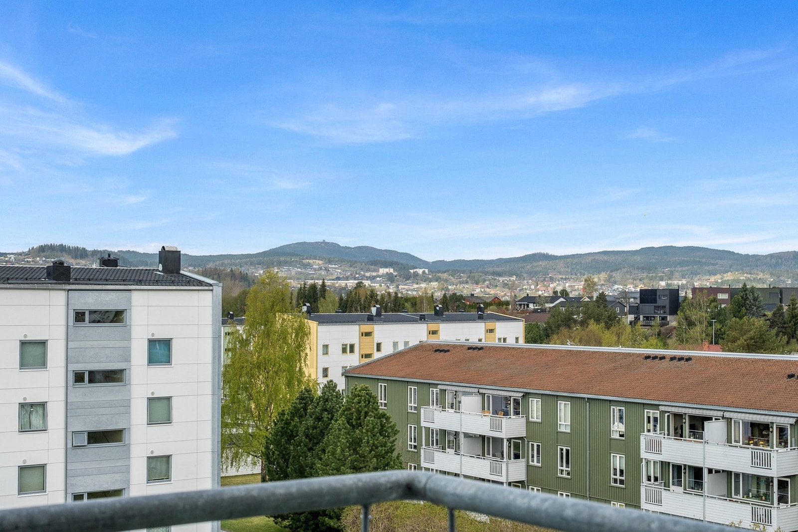 Leiligheten ligger fint til i byggets toppetasje som sikrer en flott utsikt over nærområdet rundt Galleribilde